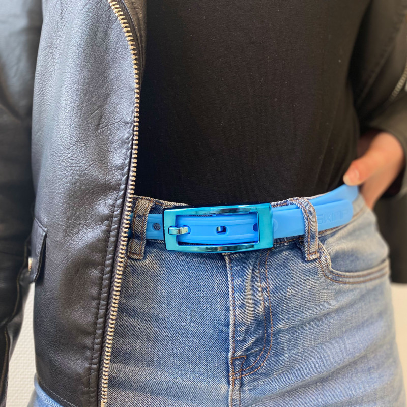 ceinture femme fine la charmeuse bleu jeans portée