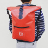 sac-à-dos étanche homme baroudeur rouge portée