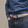 ceinture portée homme, marron avec passants et boucle bleu