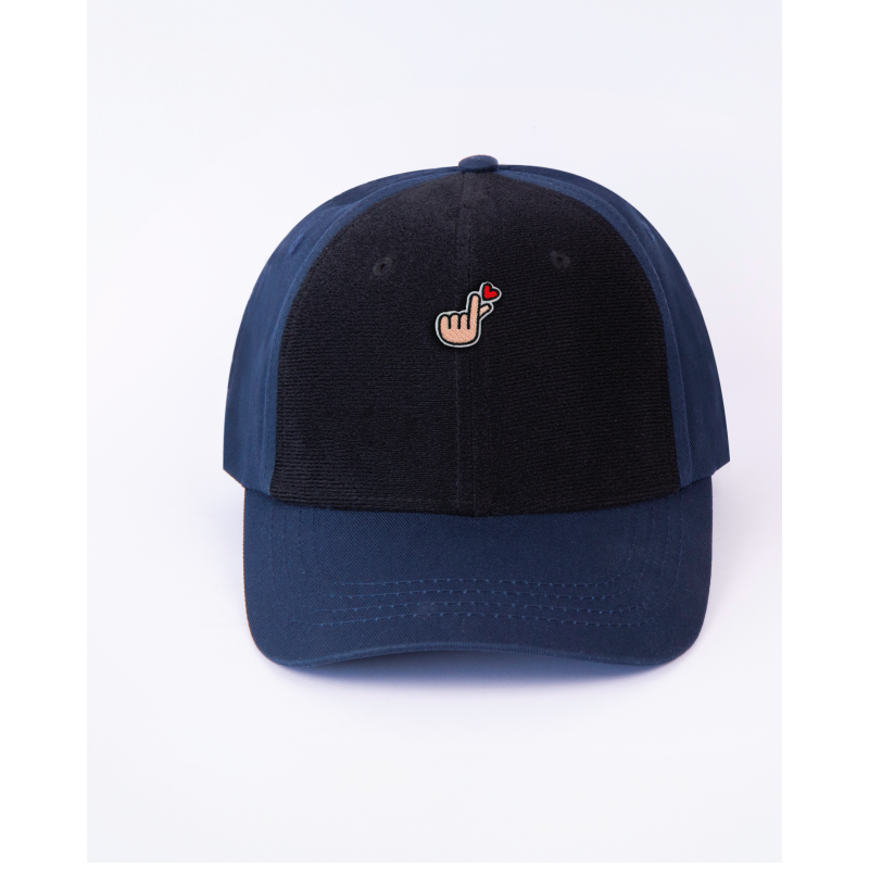 Patch main avec coeur sur casquette