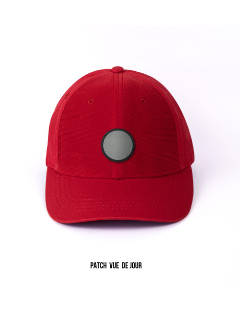 patch réflechissant sur casquette rouge de jour