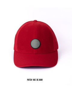 patch réflechissant sur casquette rouge de jour
