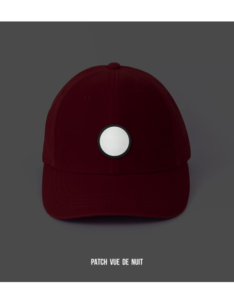 patch réflechissant sur casquette rouge de nuit