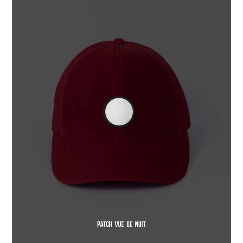 patch réflechissant sur casquette rouge de nuit