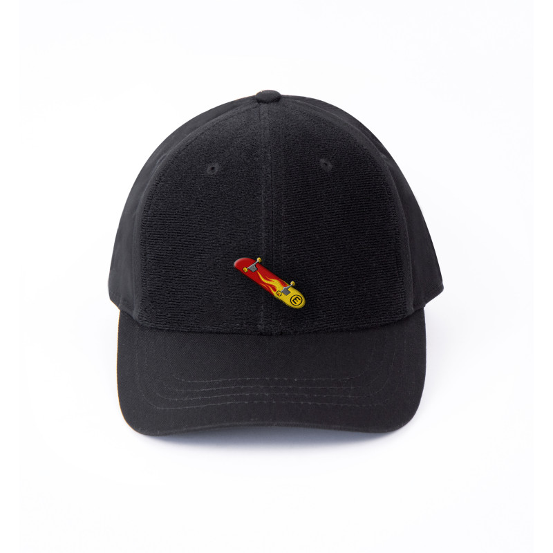 patch skate sur casquette noire