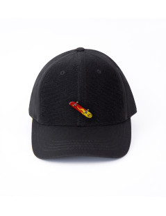 patch skate sur casquette noire