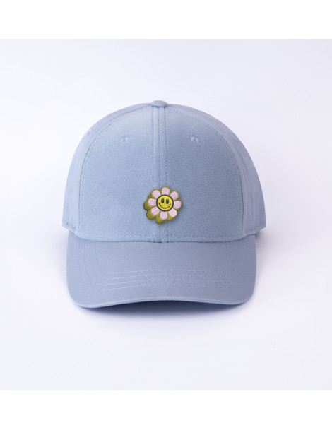 patch fleur sur casquette bleu ciel
