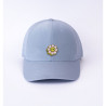 patch fleur sur casquette bleu ciel