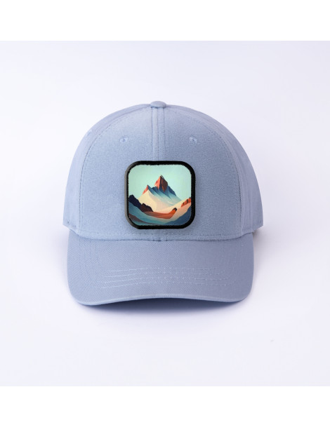 patch moutain sur casquette bleu ciel
